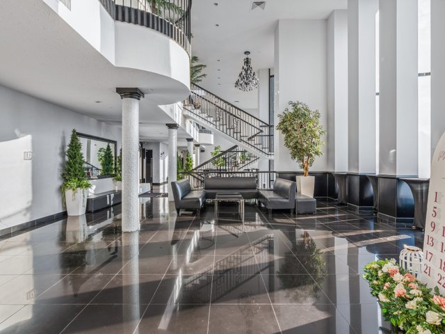 Plaza Antique - Image 1